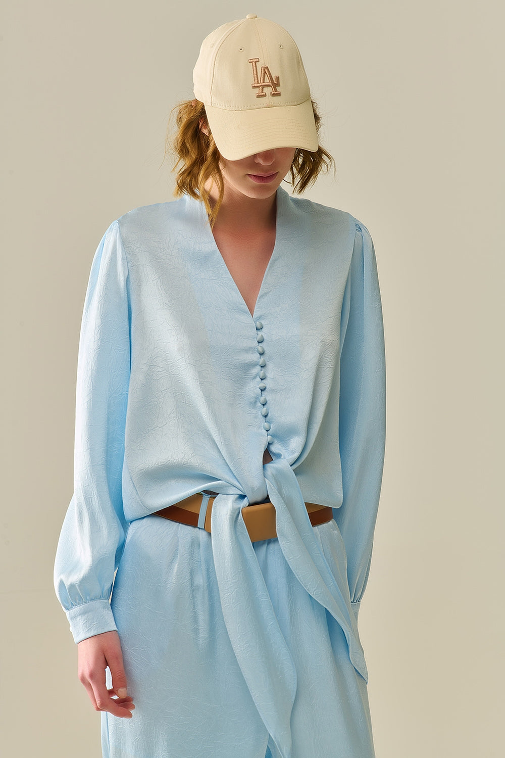 Camisa Cropped com Botões em Azul com Detalhe de Nó