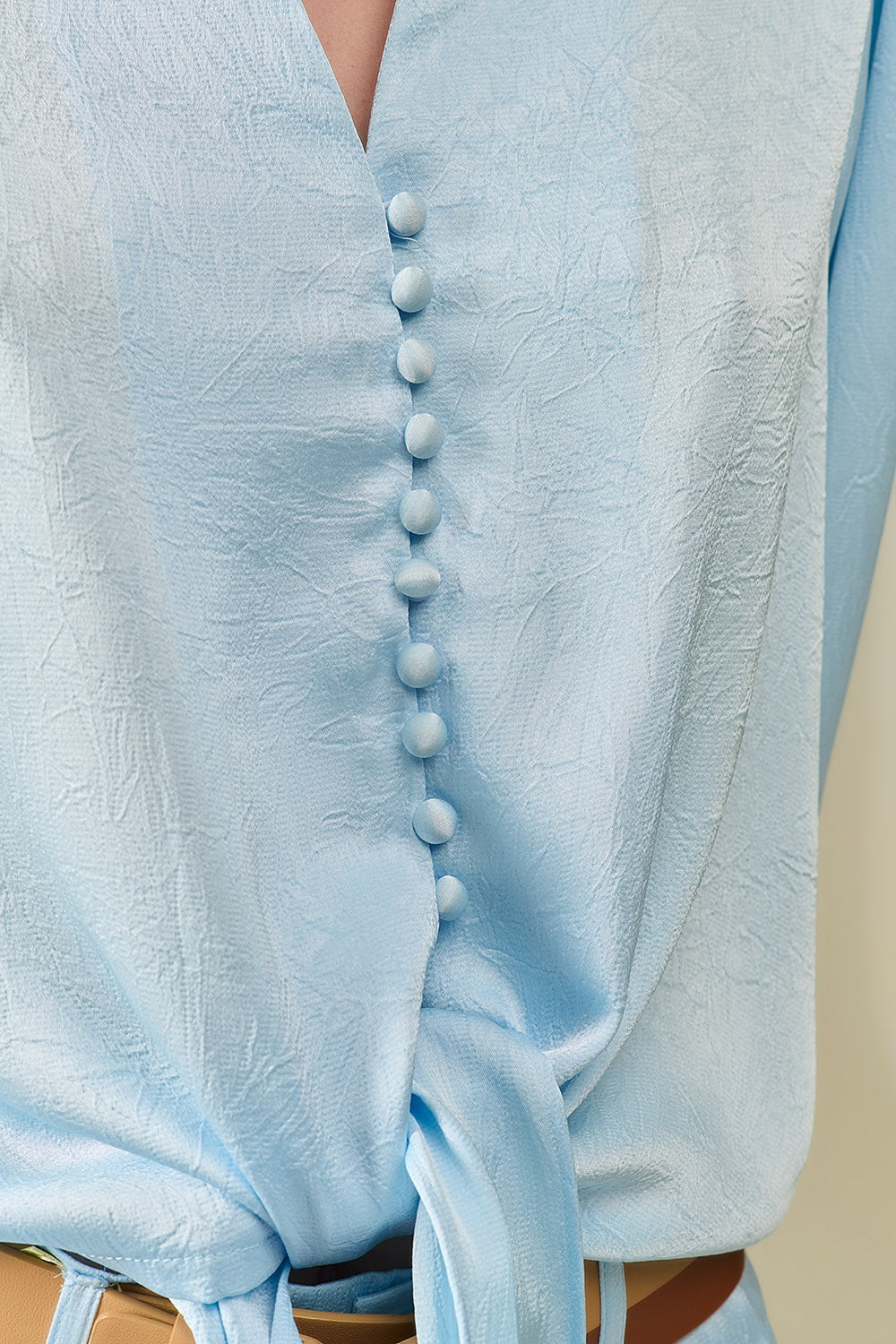 Camisa Cropped com Botões em Azul com Detalhe de Nó