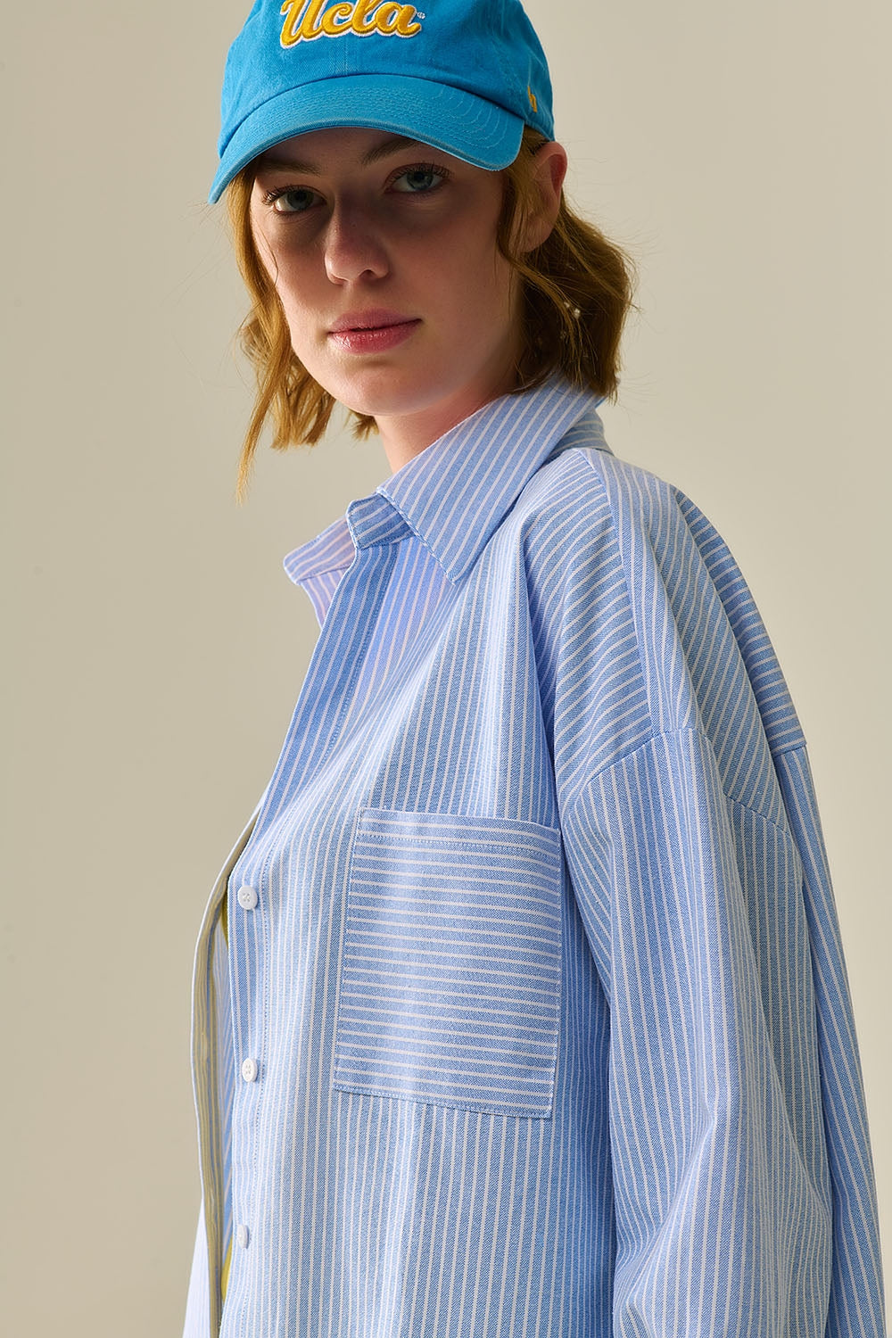 Camisa Azul com Botões e Listras Brancas