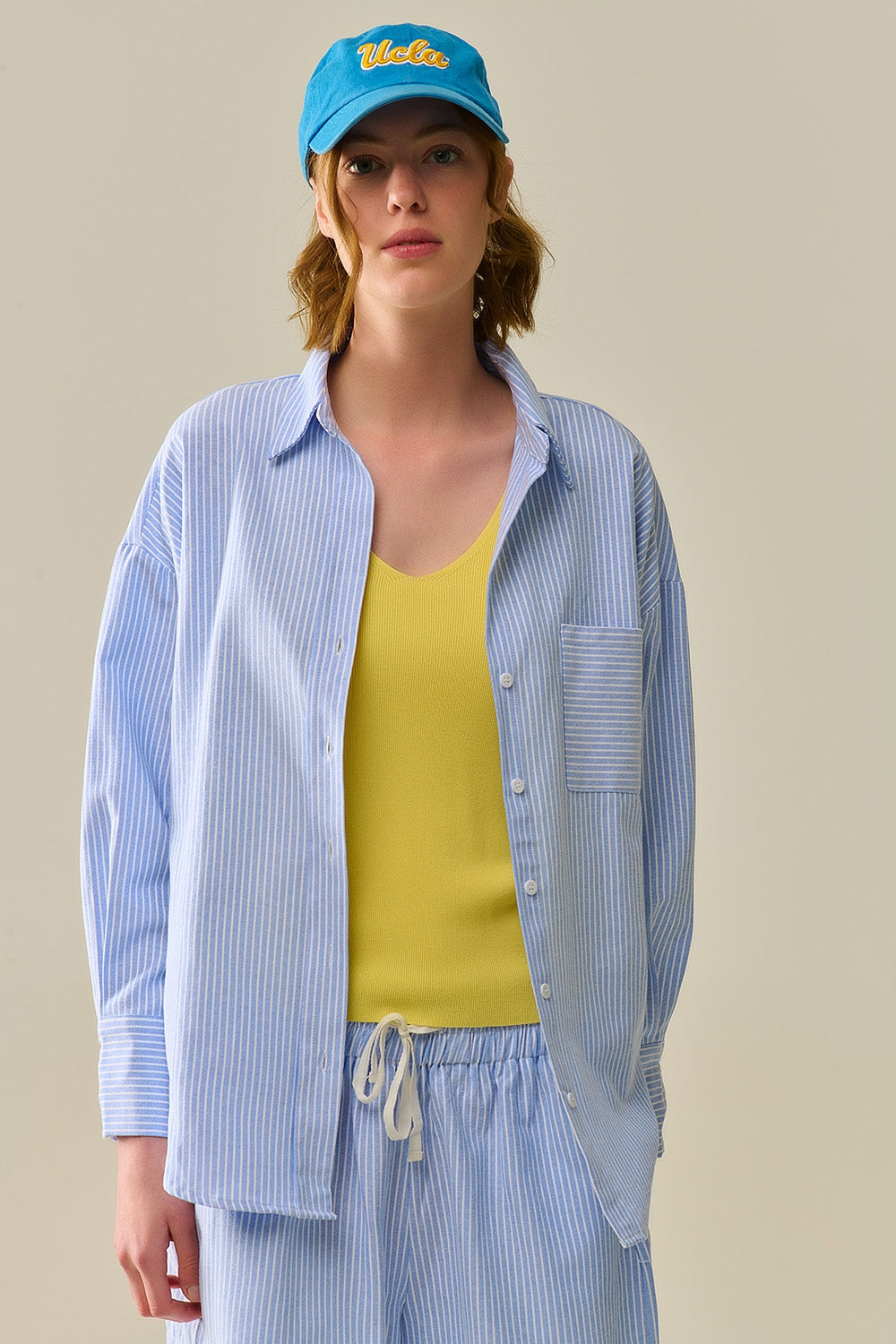 Camisa Azul com Botões e Listras Brancas