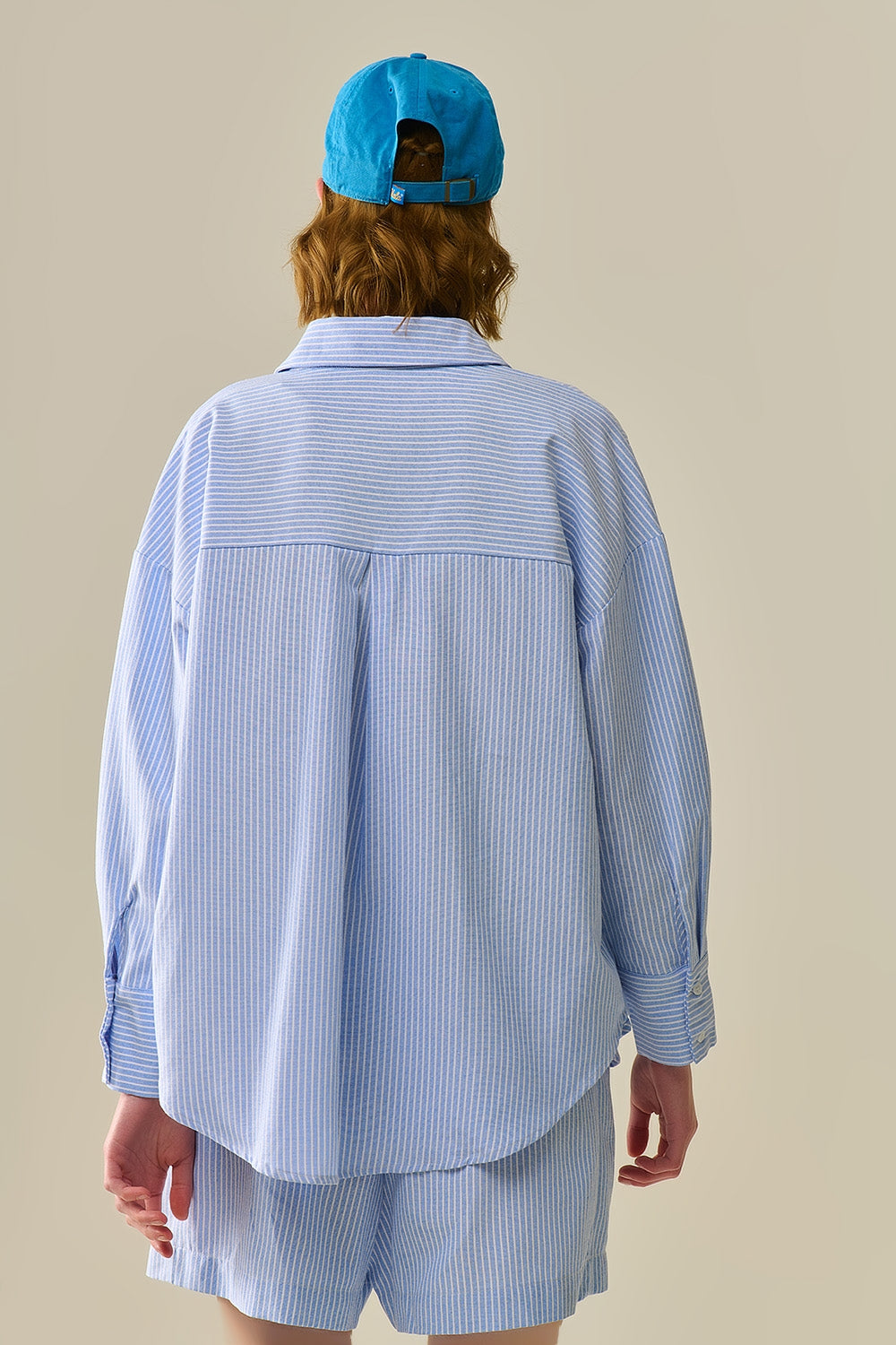 Camisa Azul com Botões e Listras Brancas