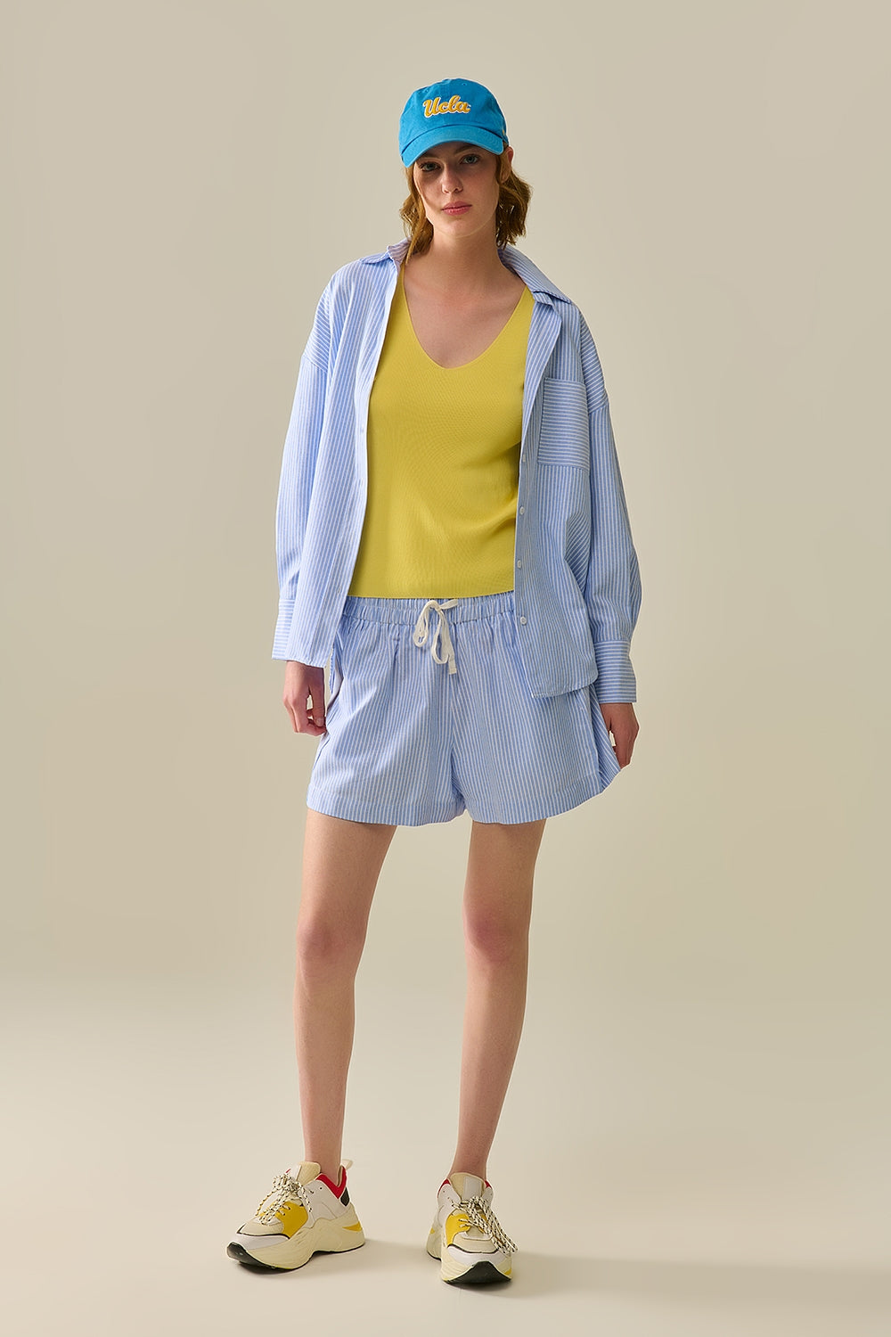Camisa Azul com Botões e Listras Brancas