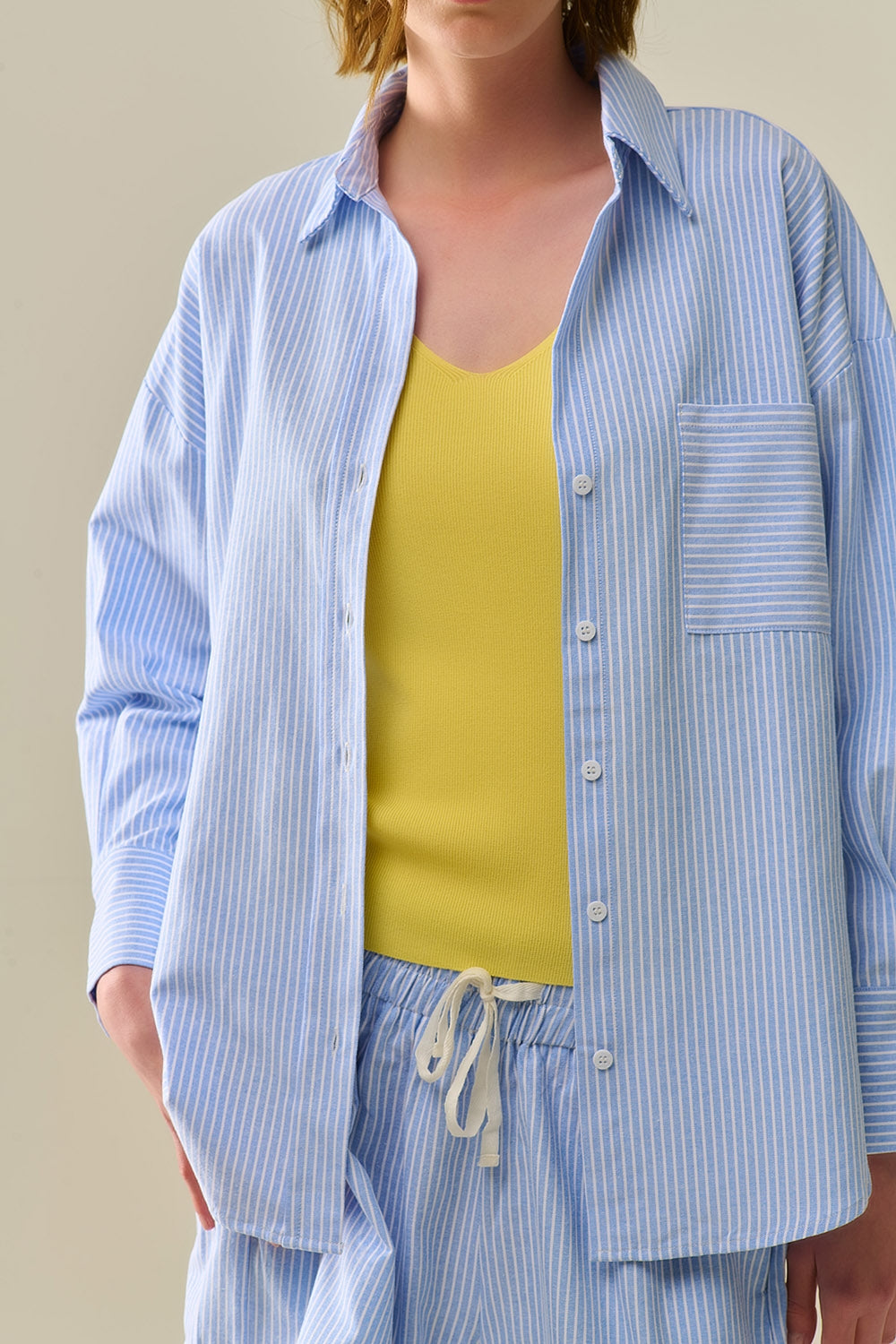 Camisa Azul com Botões e Listras Brancas