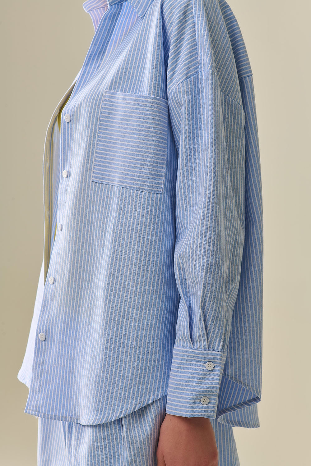 Camisa Azul com Botões e Listras Brancas