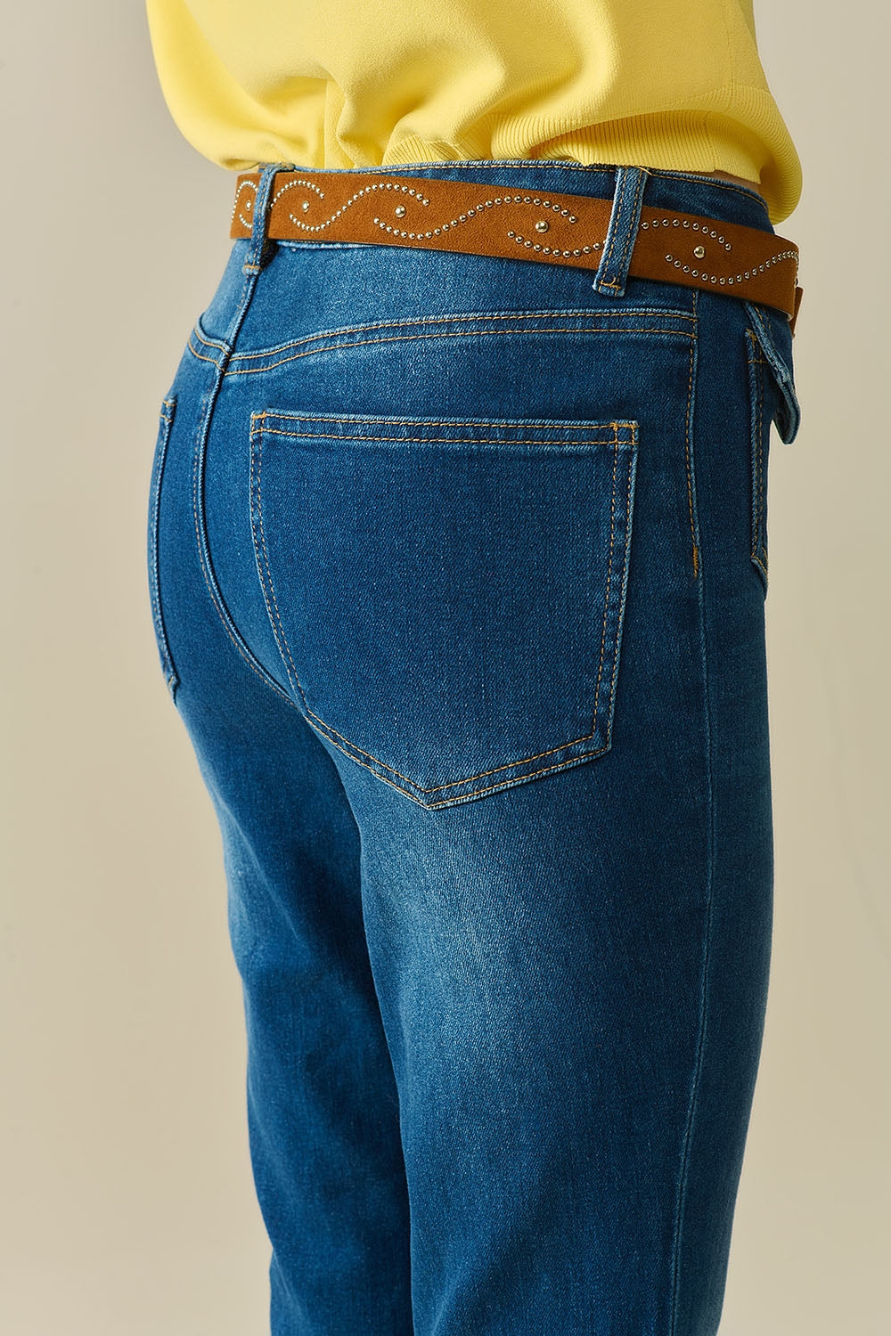 calças jeans flare com lavagem média e bolsos