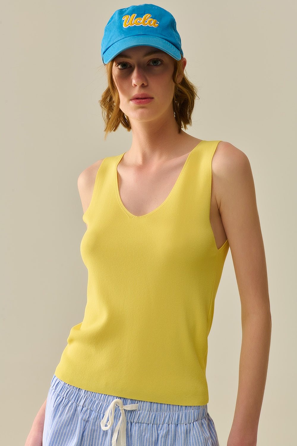Top amarelo sem mangas de malha fina com decote em V