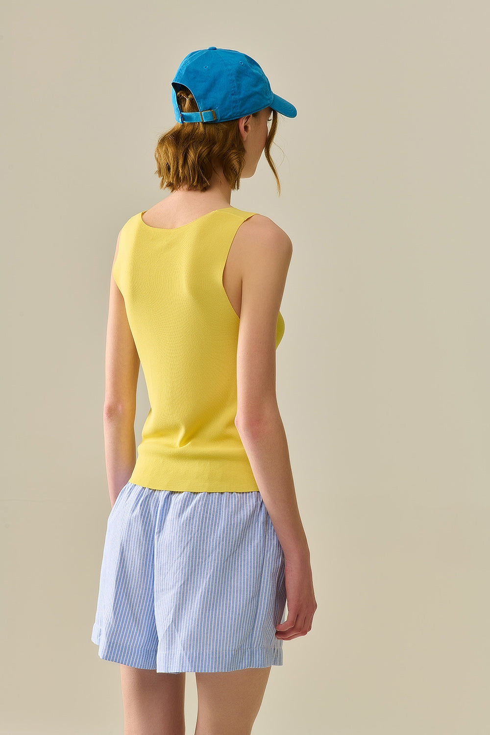 Top amarelo sem mangas de malha fina com decote em V