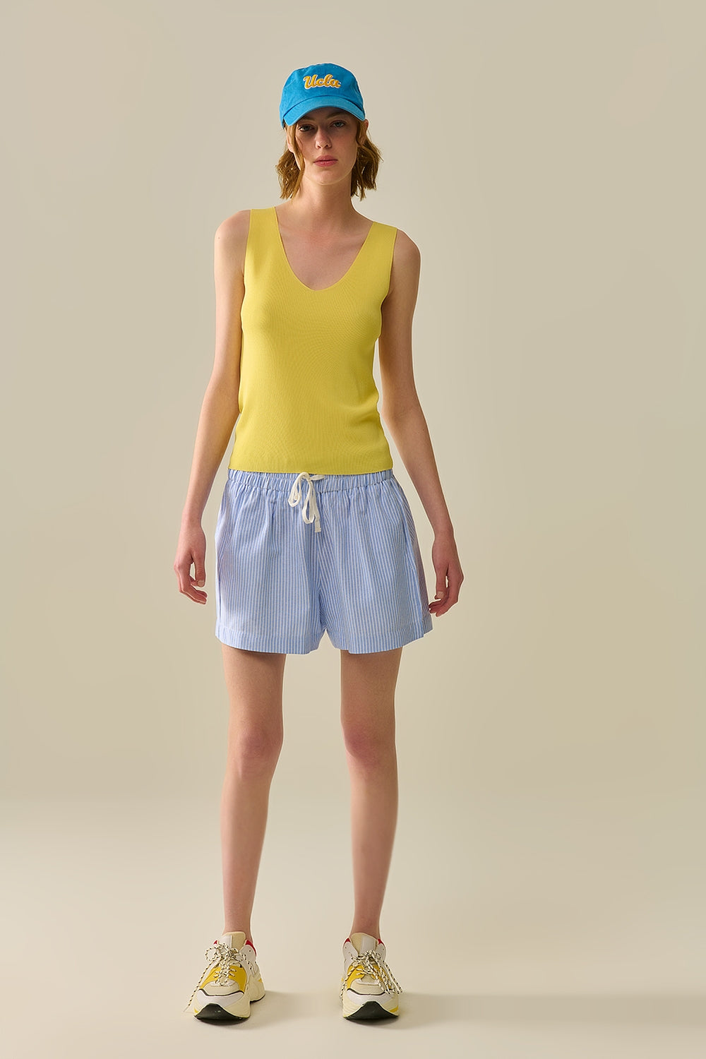 Top amarelo sem mangas de malha fina com decote em V