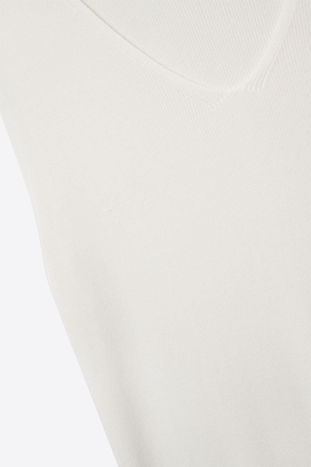 Top branco sem mangas de malha fina com decote em V