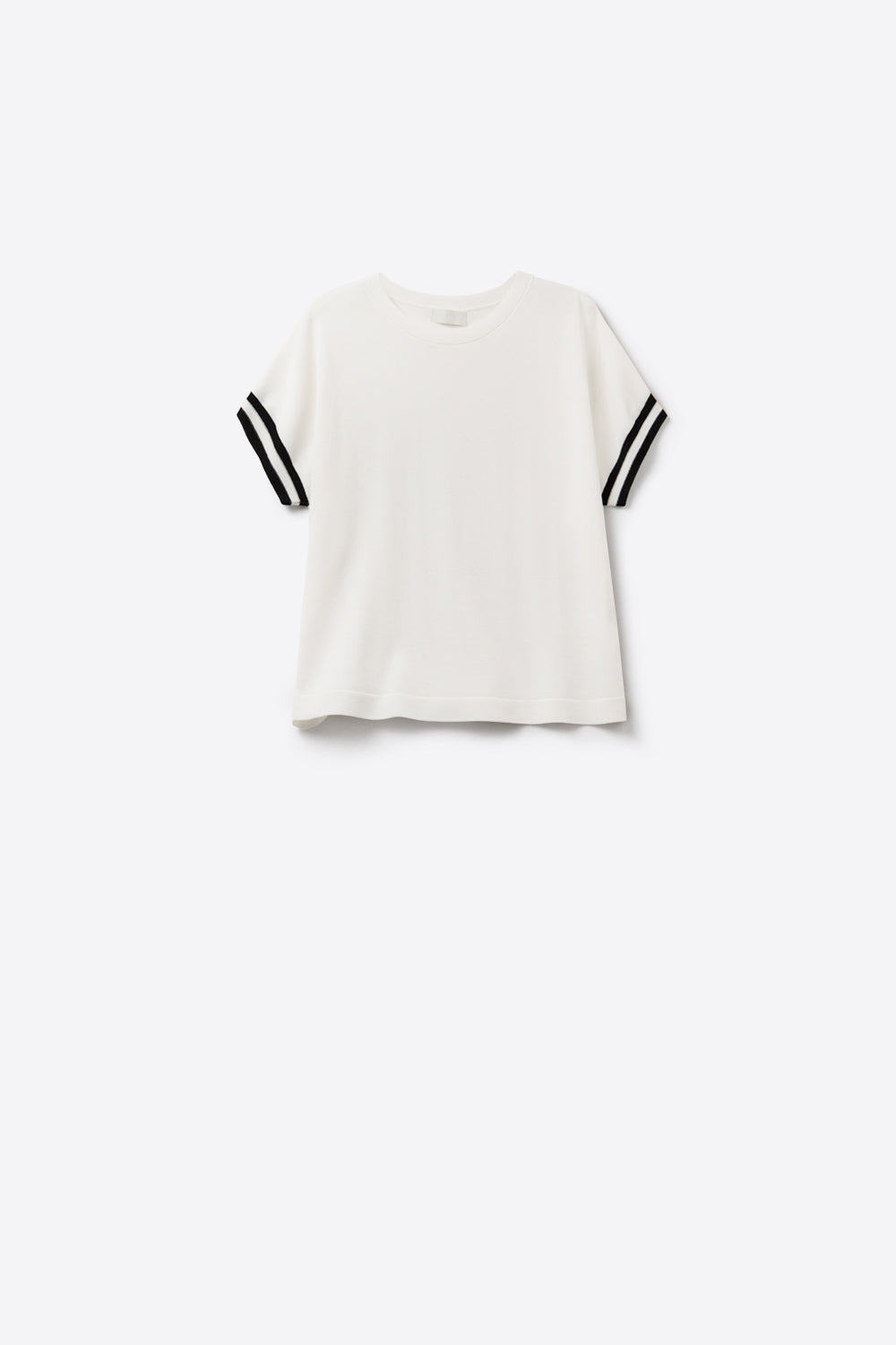 suéter de caimento relaxado em branco com detalhe de contraste preto