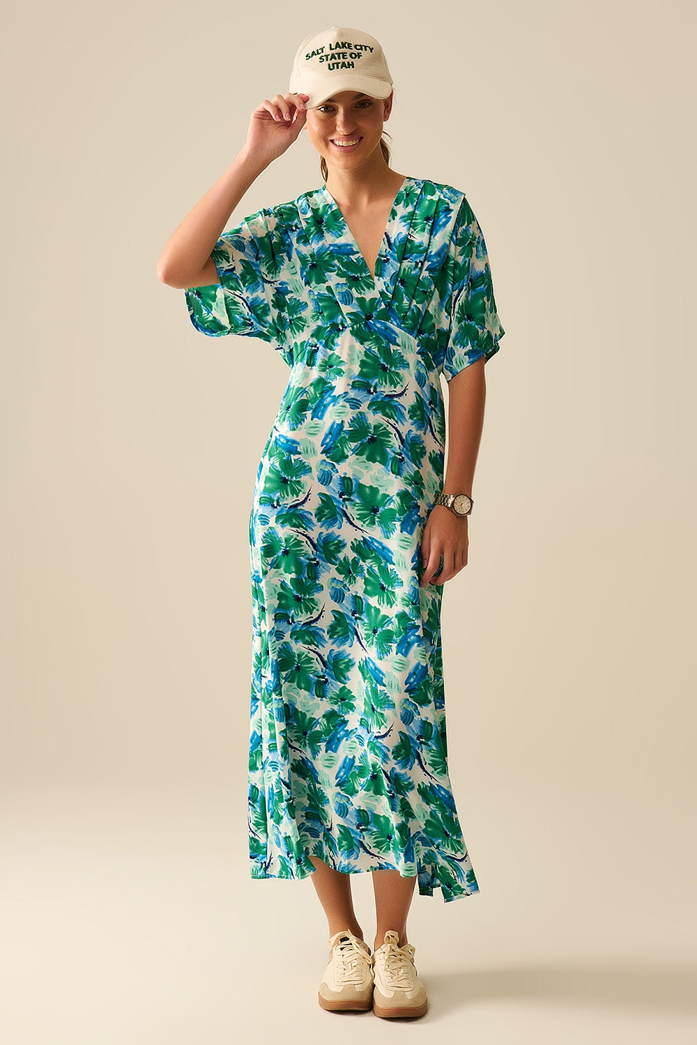 Vestido maxi com estampa floral em tecido de cetim com mangas caídas