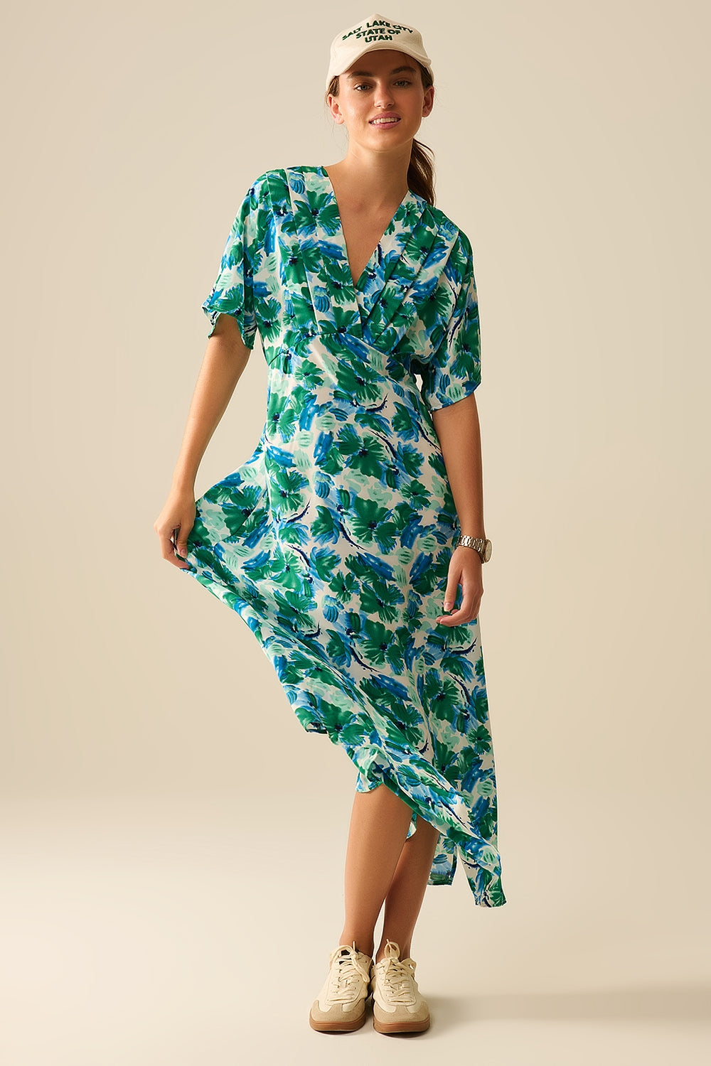 Vestido maxi com estampa floral em tecido de cetim com mangas caídas