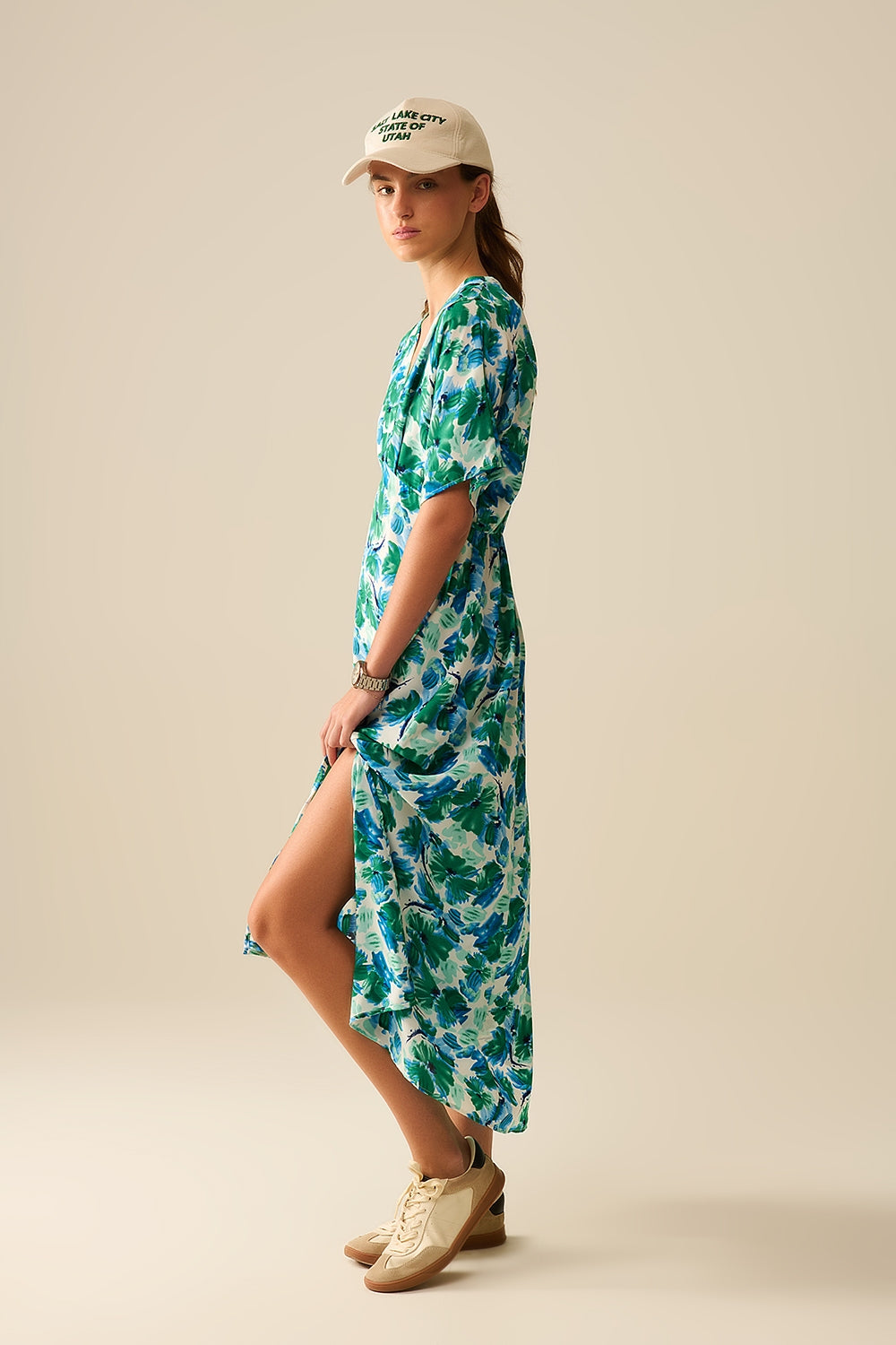 Vestido maxi com estampa floral em tecido de cetim com mangas caídas