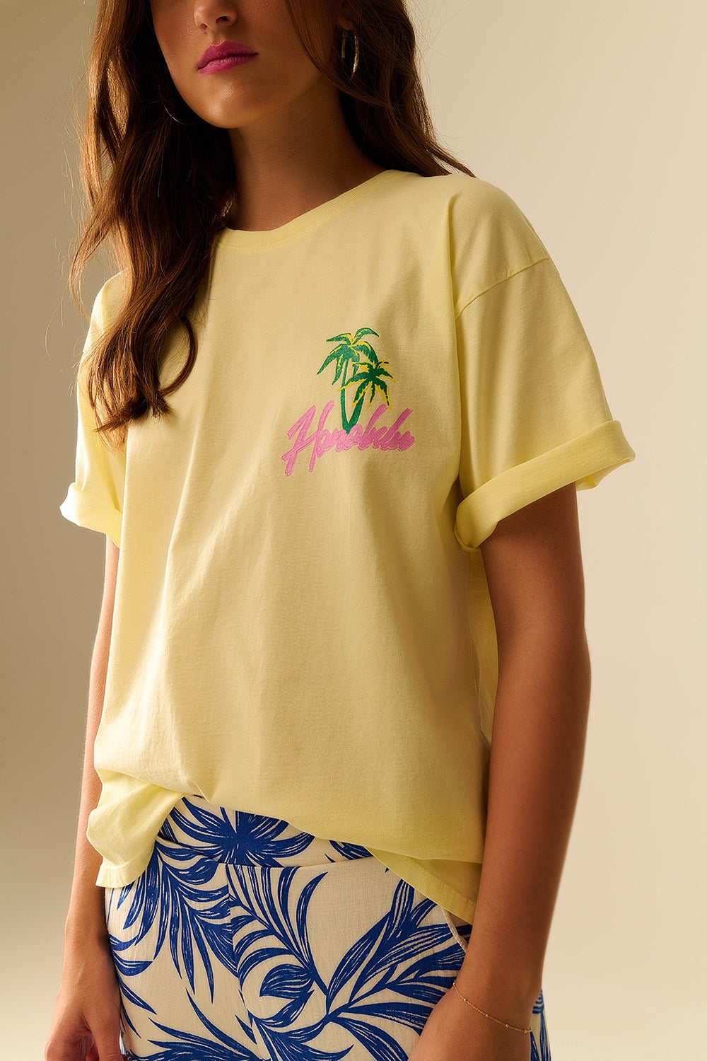 Camiseta amarela feita na Itália com estampa de Honolulu