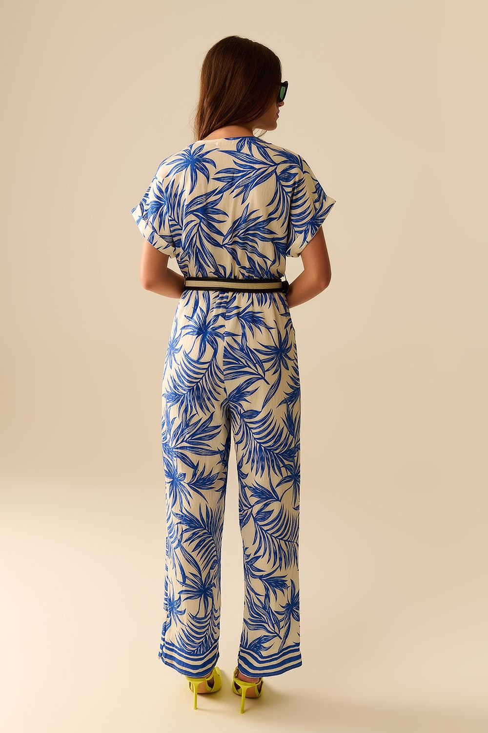 Macacão de Manga Curta com Motivo Tropical em azul e branco
