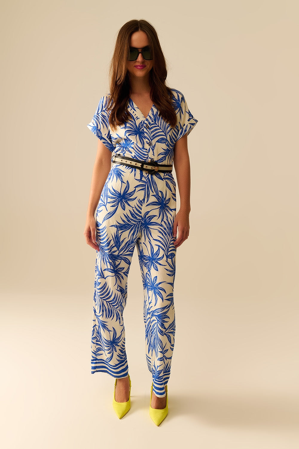 Macacão de Manga Curta com Motivo Tropical em azul e branco