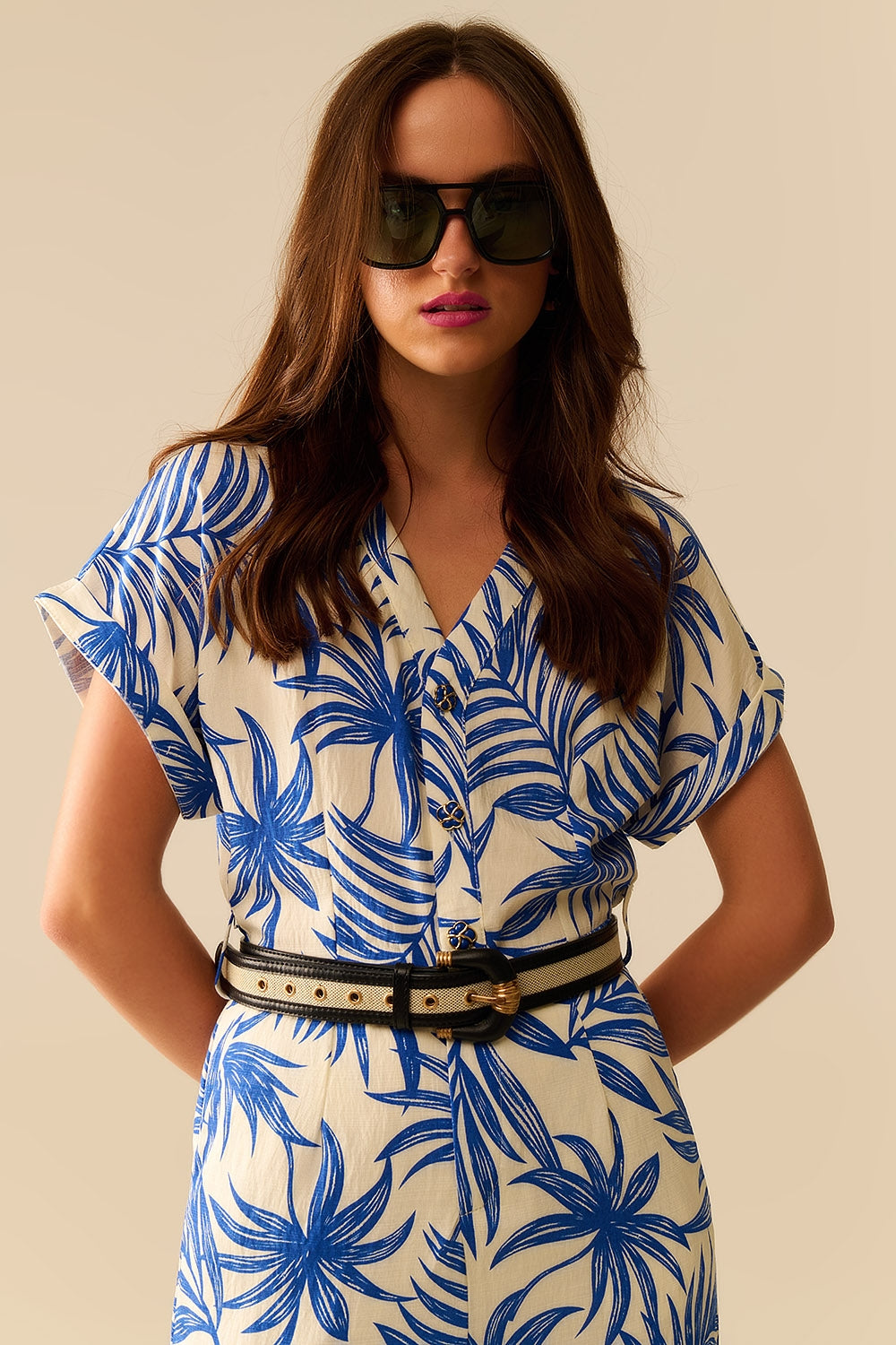 Macacão de Manga Curta com Motivo Tropical em azul e branco
