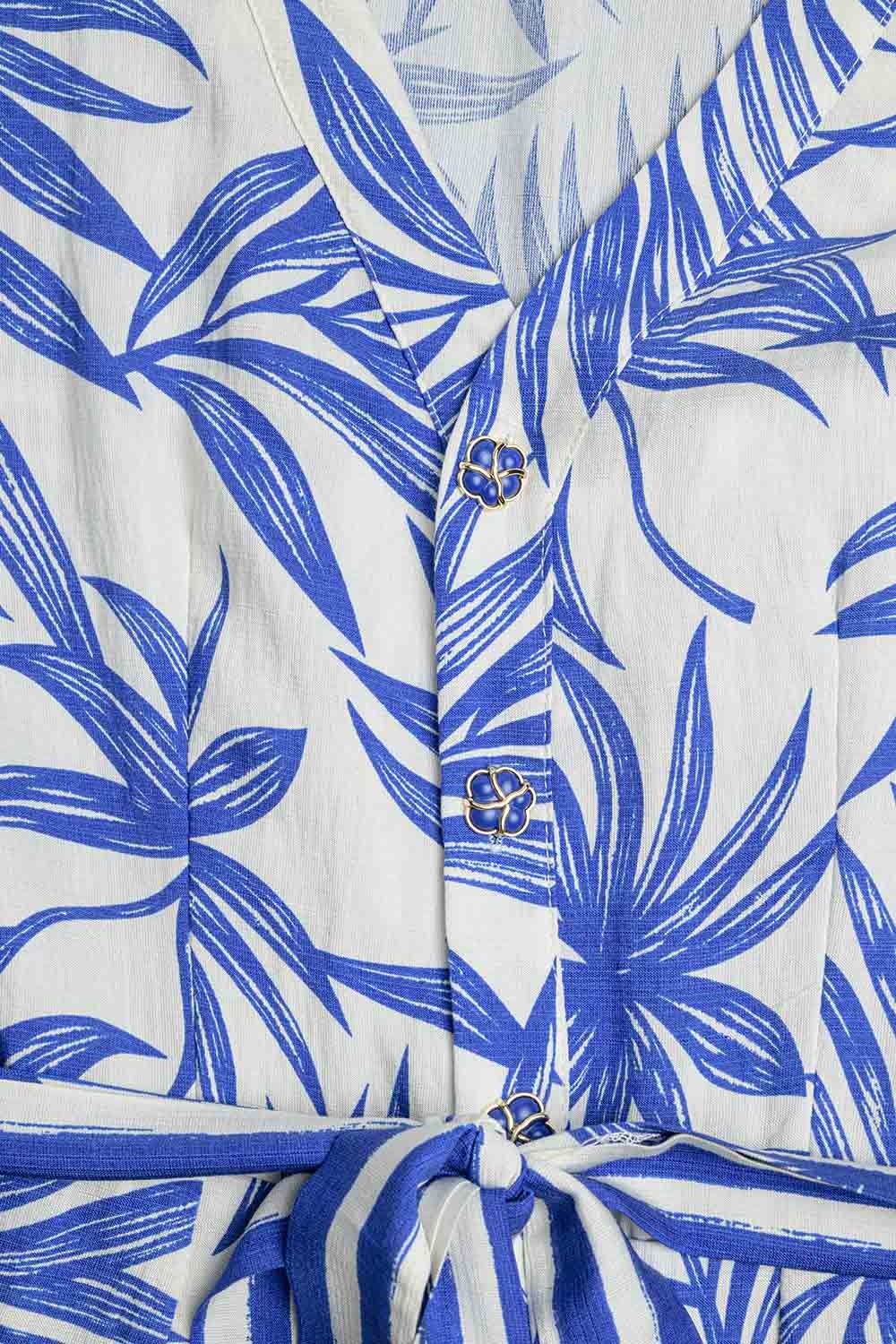 Macacão de Manga Curta com Motivo Tropical em azul e branco
