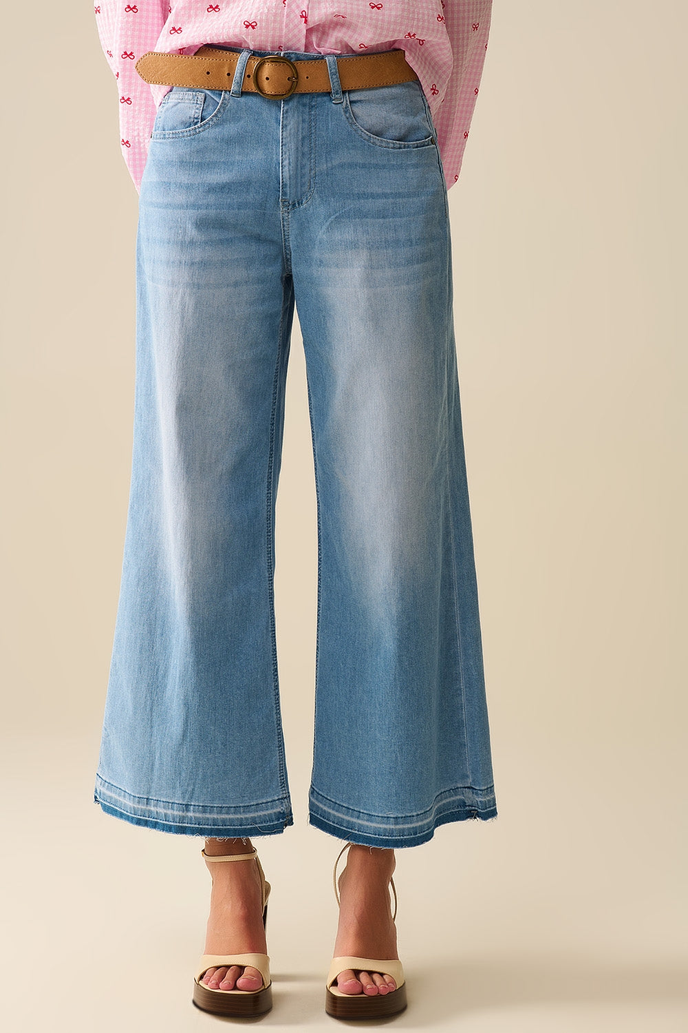 Jeans de tornozelo com perna larga e lavagem clara