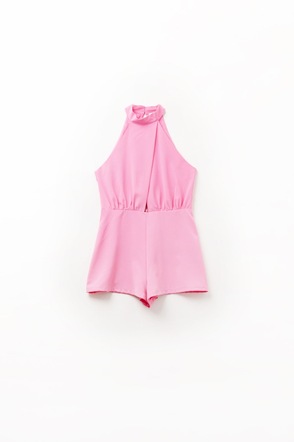 Macacão rosa com gola alta e detalhe de pregas na frente