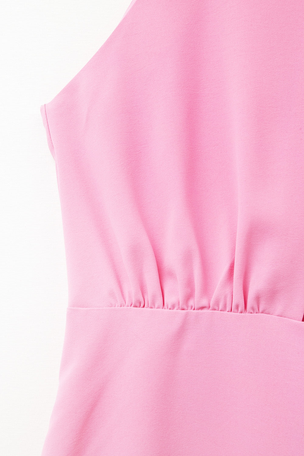 Macacão rosa com gola alta e detalhe de pregas na frente