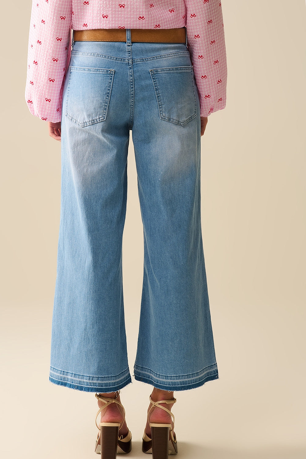 Jeans de tornozelo com perna larga e lavagem clara