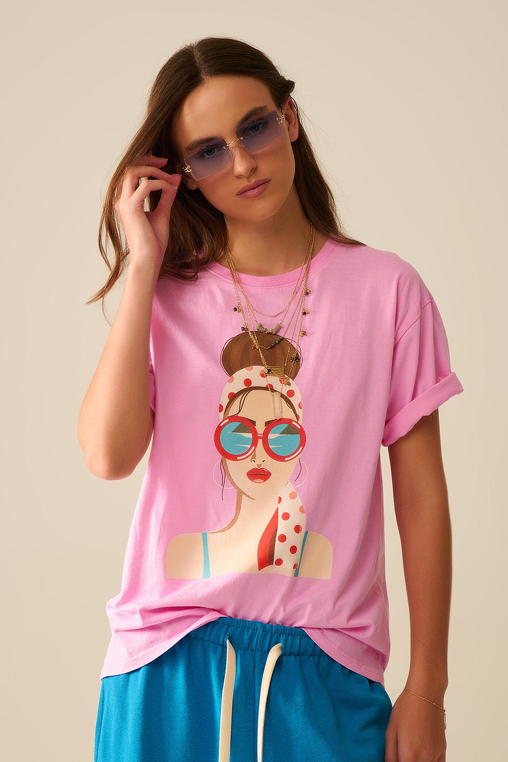 Camiseta rosa feita na Itália com estampa gráfica de uma menina vintage