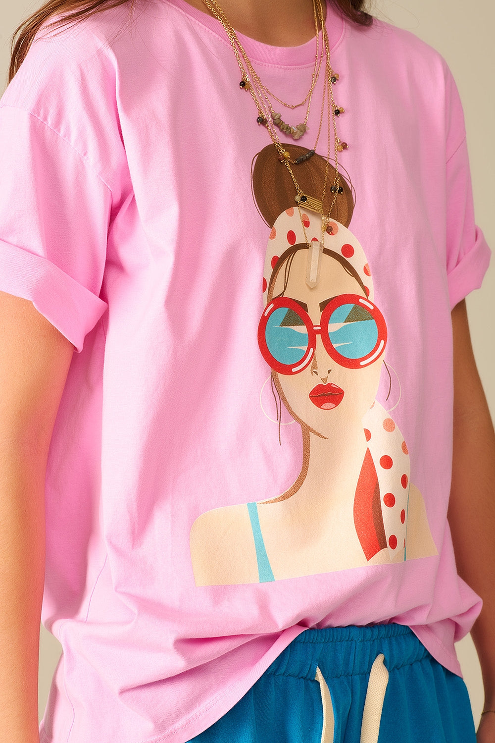 Camiseta rosa feita na Itália com estampa gráfica de uma menina vintage