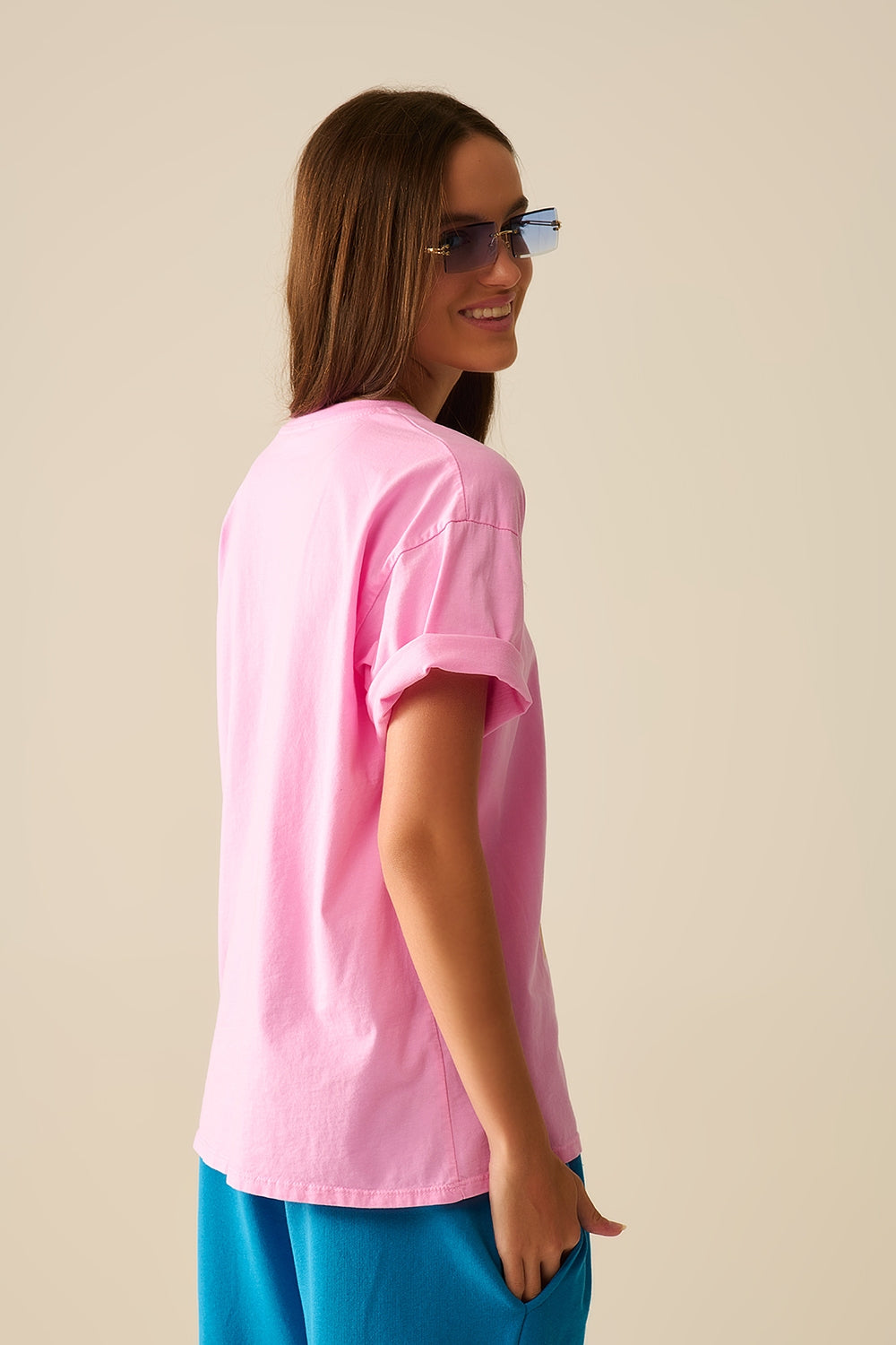 Camiseta rosa feita na Itália com estampa gráfica de uma menina vintage