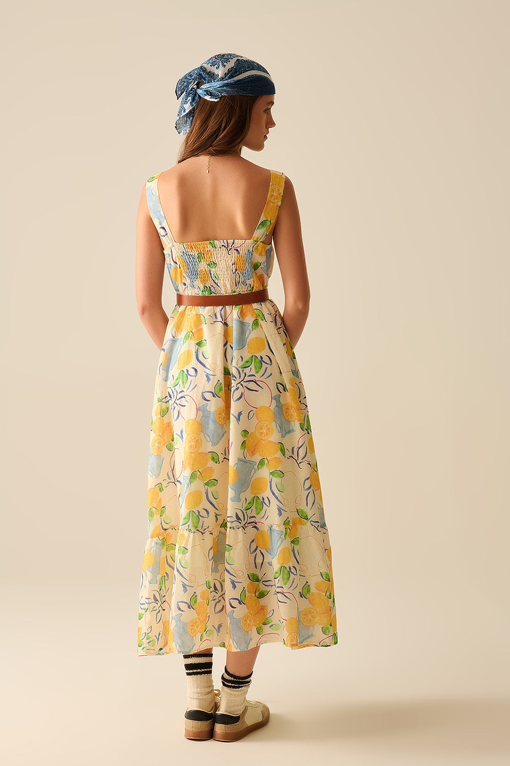 vestido branco longo sem alças com estampa de limão