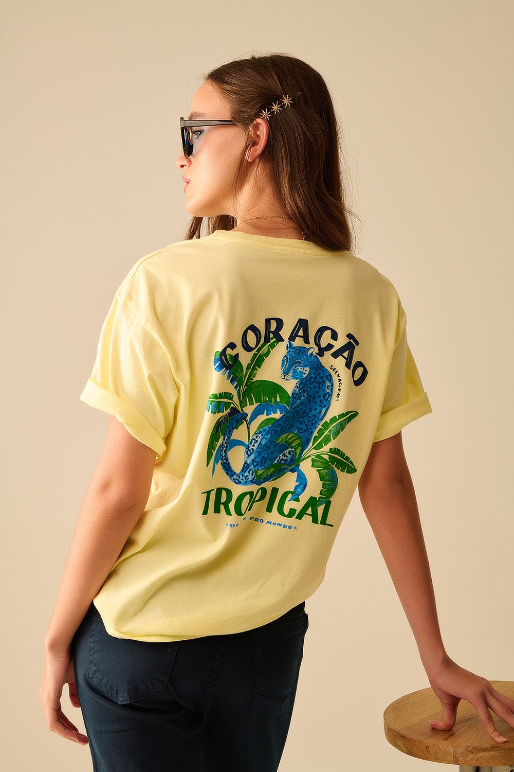 Camiseta amarela feita na Itália com estampa gráfica tropical