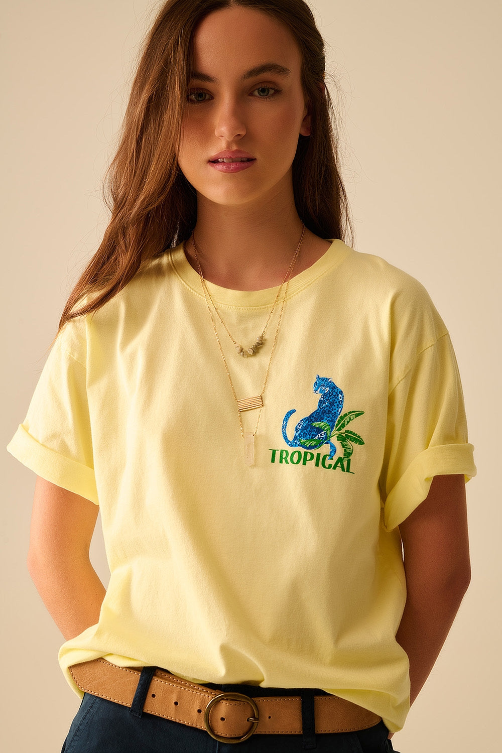 Camiseta amarela feita na Itália com estampa gráfica tropical