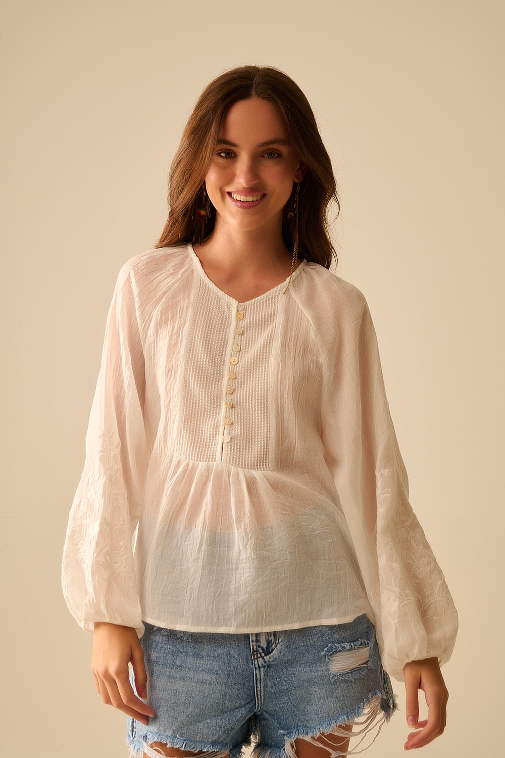 blusa de chiffon branca com bordados nas mangas