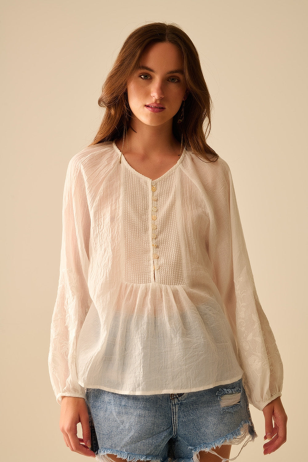 blusa de chiffon branca com bordados nas mangas