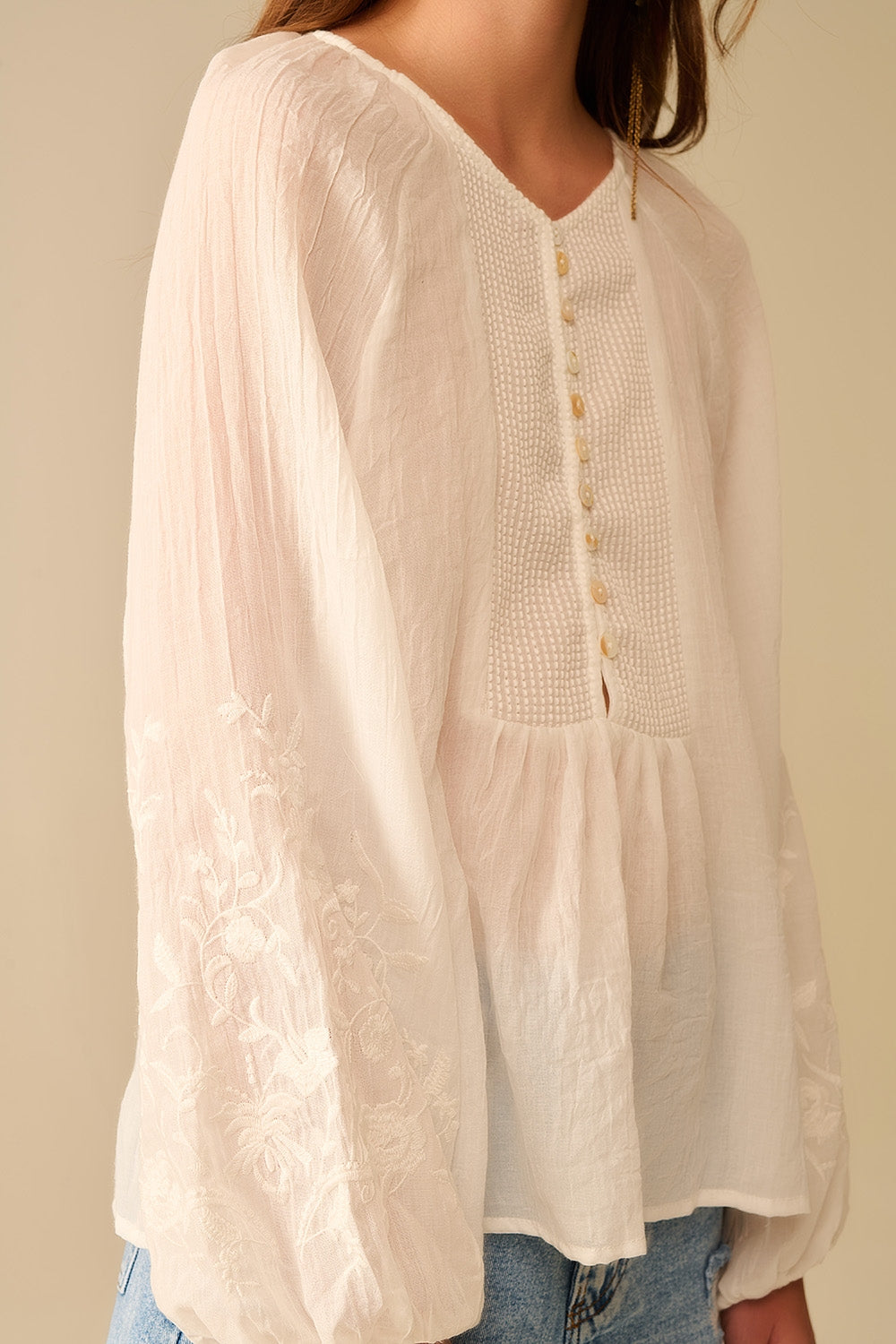 blusa de chiffon branca com bordados nas mangas