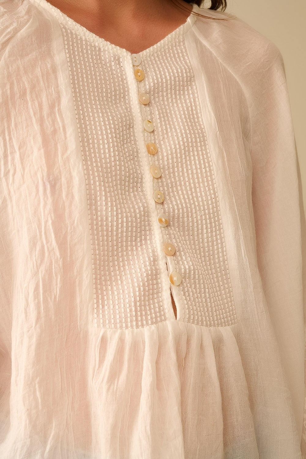 blusa de chiffon branca com bordados nas mangas