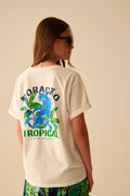 Camiseta branca feita na Itália com estampa gráfica tropical