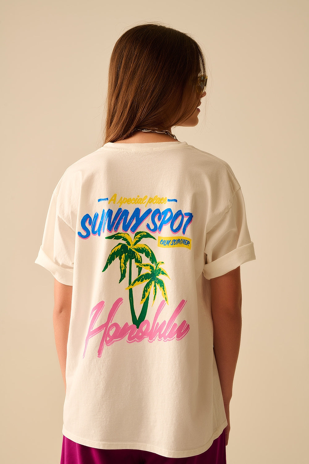 T-shirt branca fabricada em Itália com gráfico de Honolulu