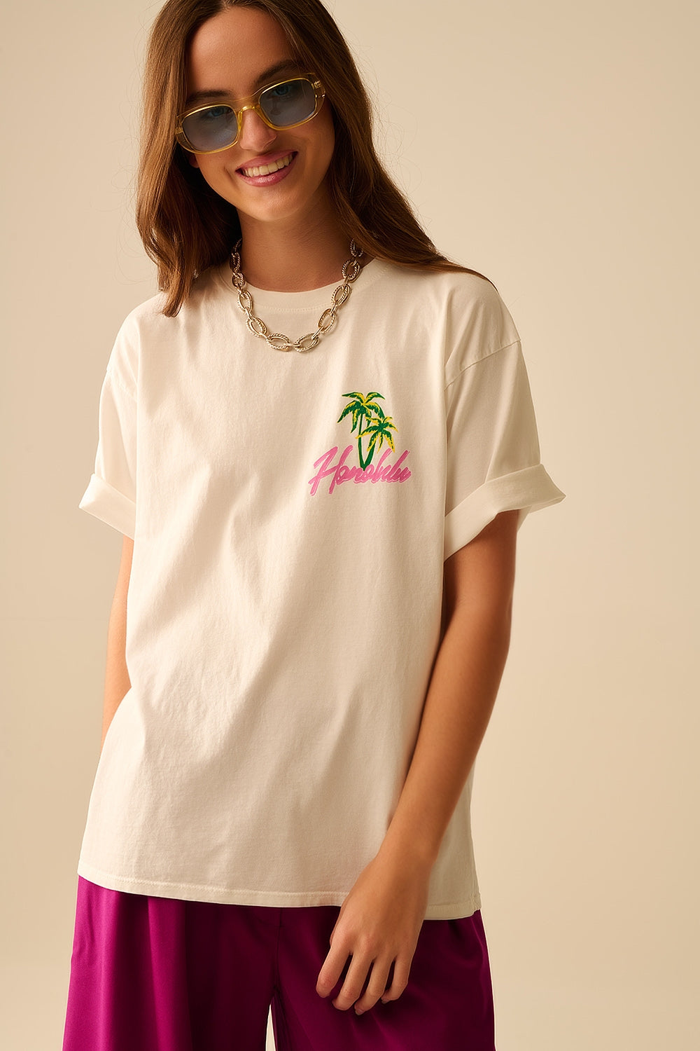 T-shirt branca fabricada em Itália com gráfico de Honolulu