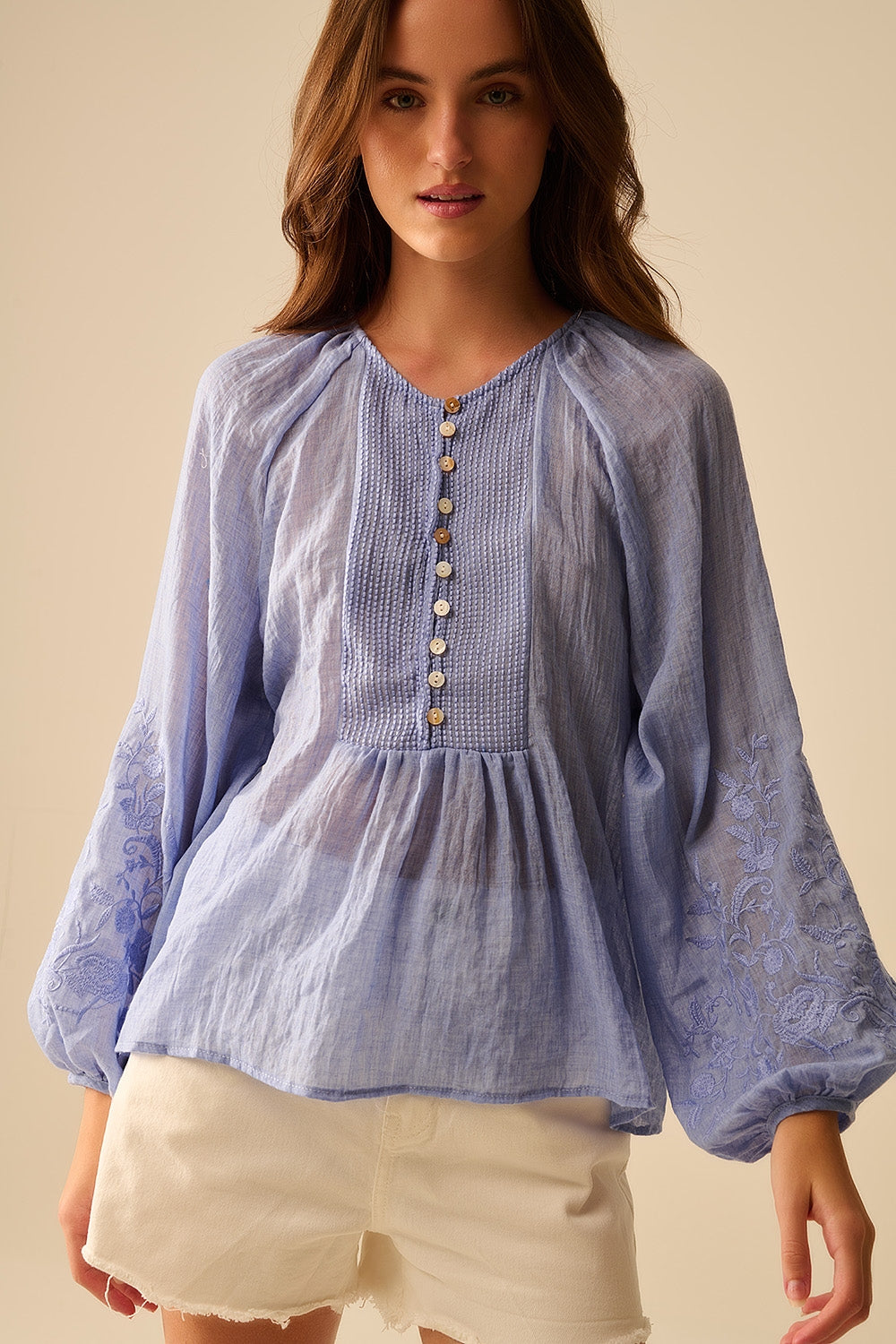 Blusa de chiffon azul com bordados nas mangas