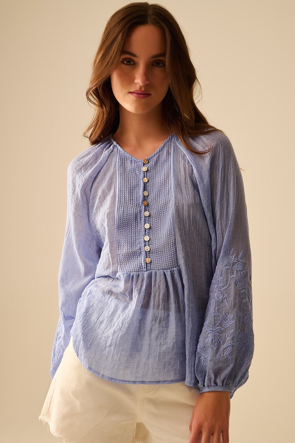 Blusa de chiffon azul com bordados nas mangas