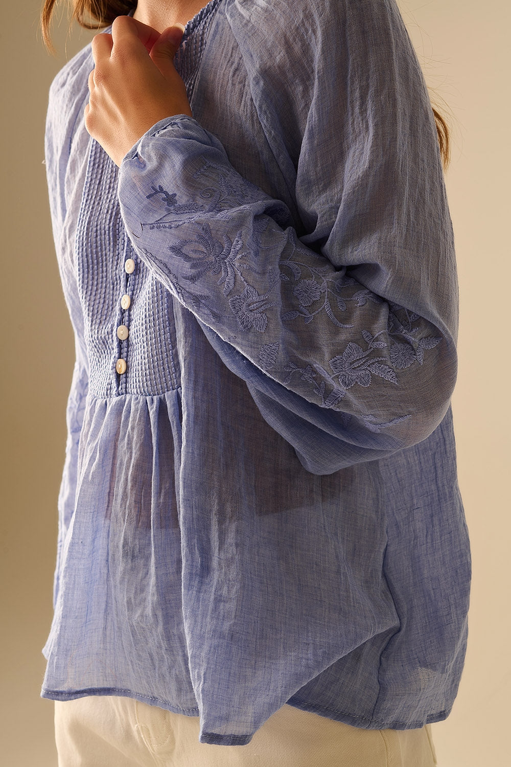 Blusa de chiffon azul com bordados nas mangas
