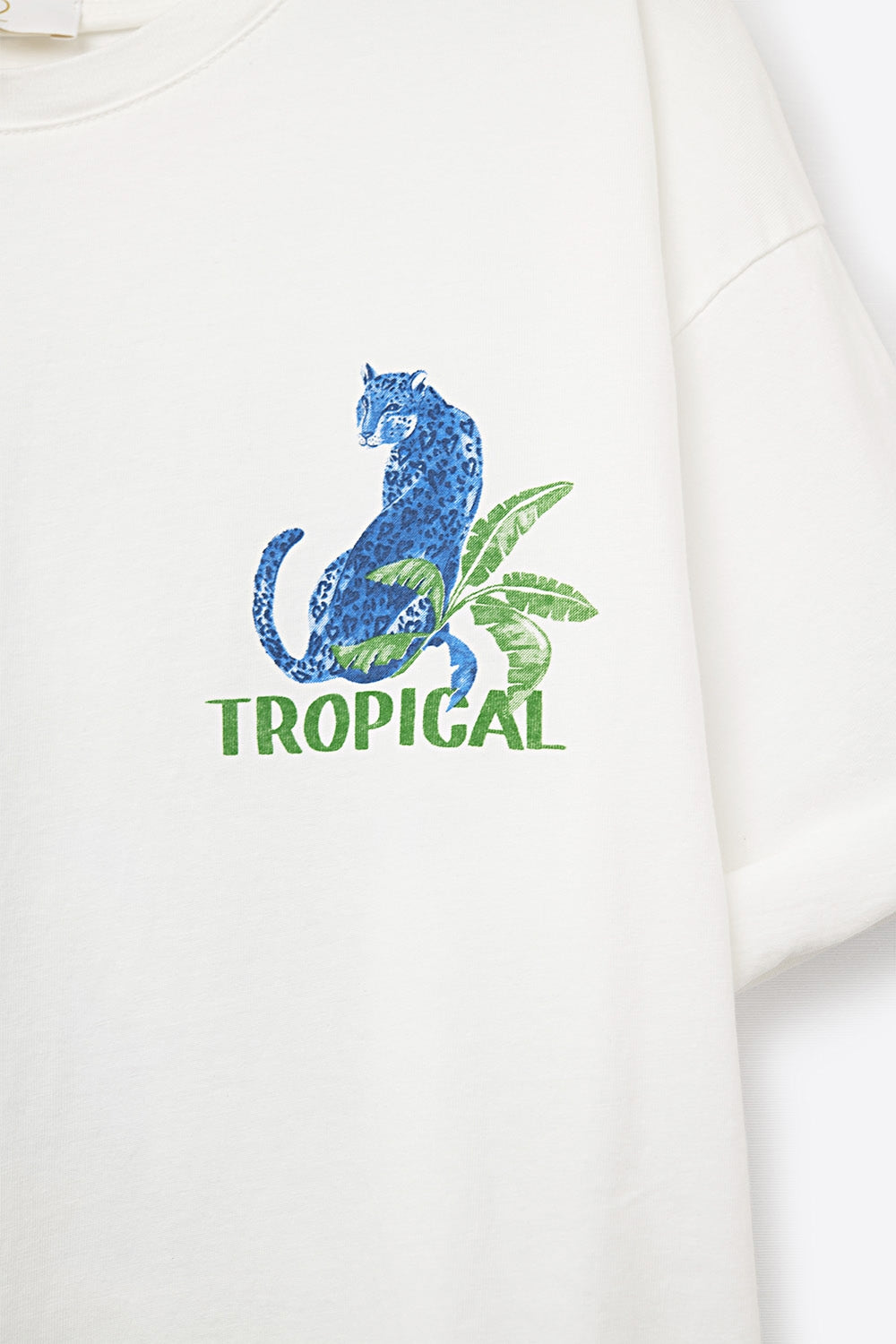 Camiseta branca feita na Itália com estampa gráfica tropical