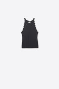 T-shirt de alças preta com pormenor nas axilas com nervuras