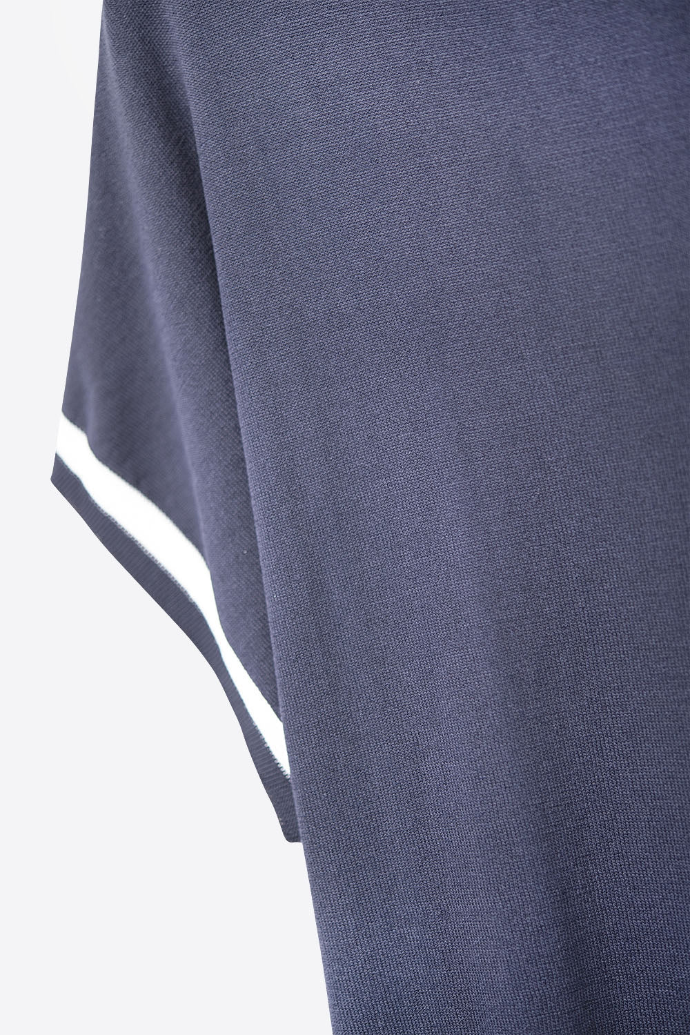 Camisola descontraída azul-marinho com pormenores brancos em contraste