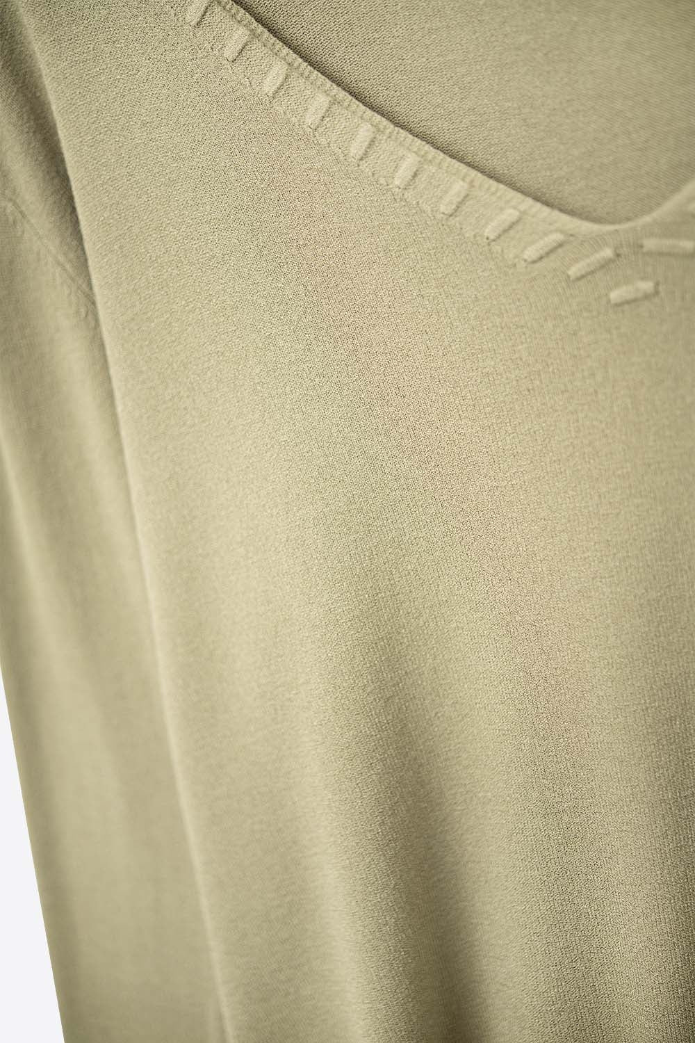 Camisola de malha fina com decote em V e pormenores decorativos no decote em cor caqui