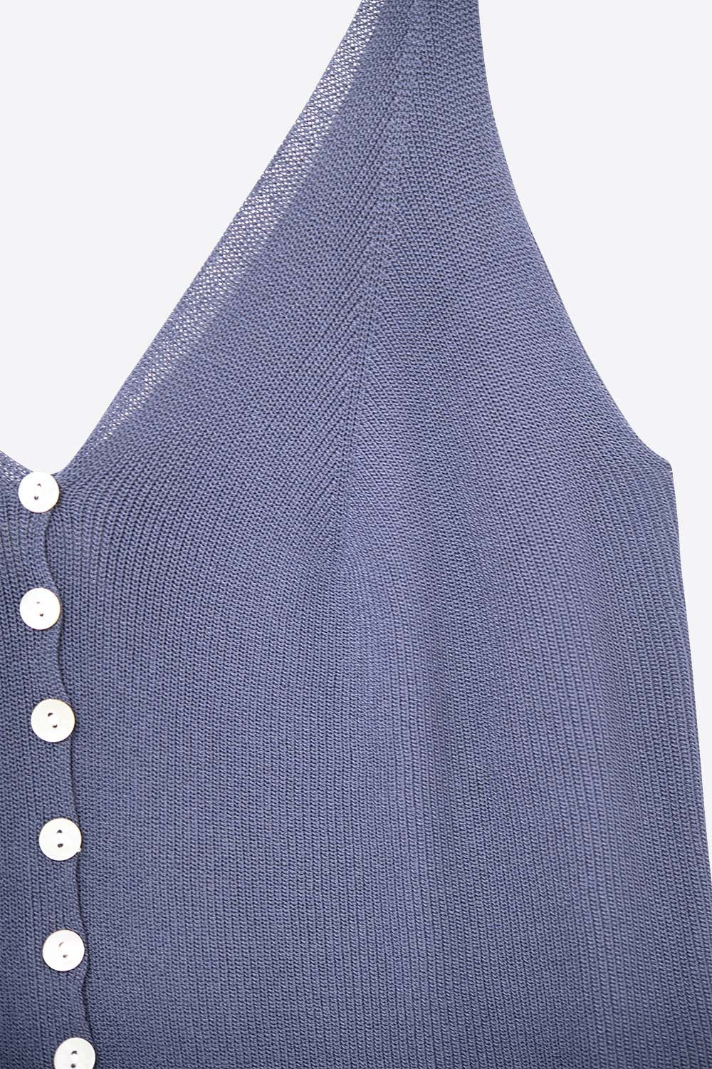 Top de malha com botões em azul-marinho