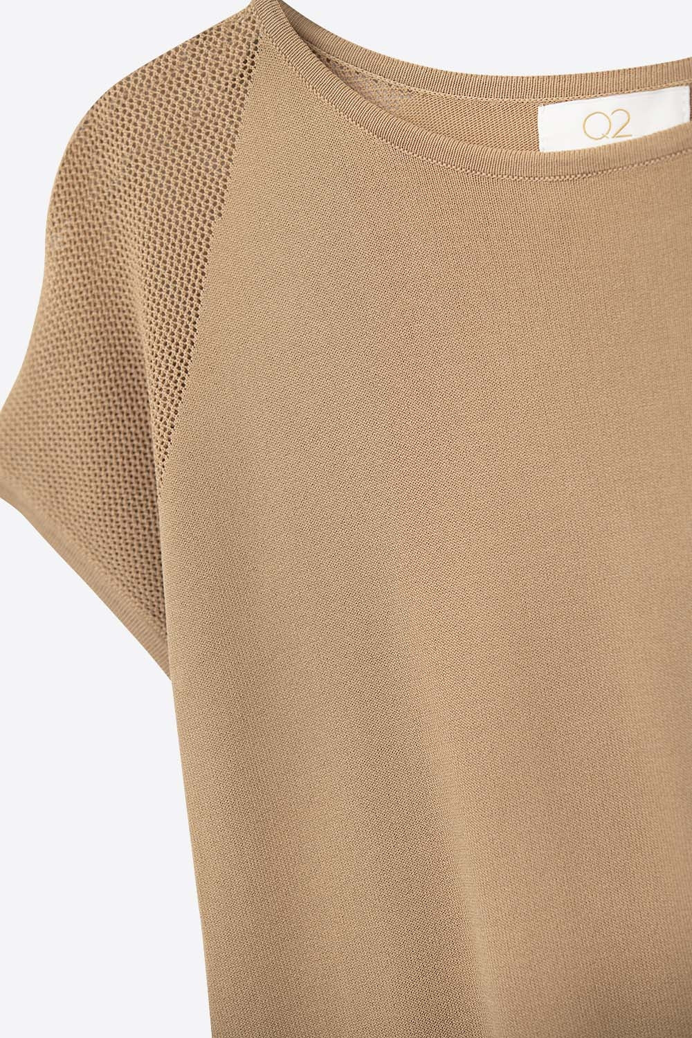 Camisola de manga curta com nervuras em camel e malha no ombro