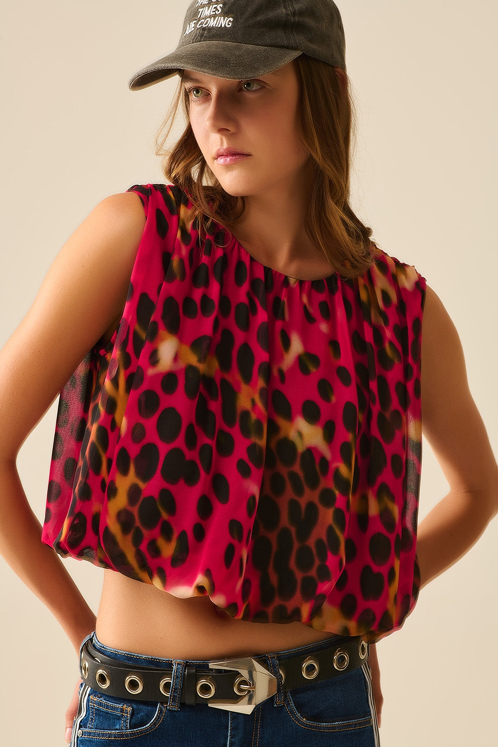 Top com pregas e estampado animal em vermelho e preto