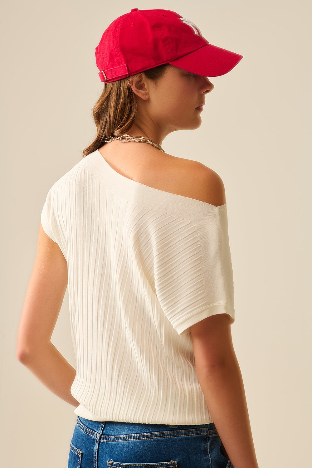 Camisola branca de malha fina com gola redonda